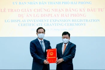 Trưởng Ban Quản lý khu kinh tế Hải Phòng trao giấy chứng nhận đầu tư tăng thêm cho lãnh đạo Công ty TNHH LG Display Việt Nam, Hải Phòng.