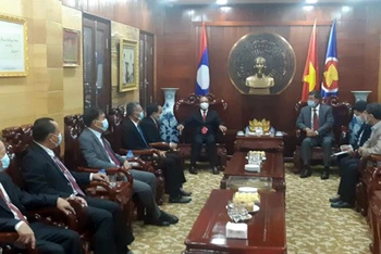 Đồng chí Khamkhan Chanthavisuk, Bí thư, Tỉnh trưởng tỉnh Luang Prabang (trái) nhấn mạnh, quan hệ Việt Nam – Lào phát triển không ngừng.