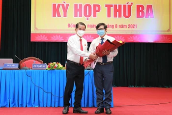 Chủ tịch HĐND tỉnh Đồng Nai (bên trái) chúc mừng đồng chí Nguyễn Sơn Hùng được bầu giữ chức Phó Chủ tịch UBND tỉnh.