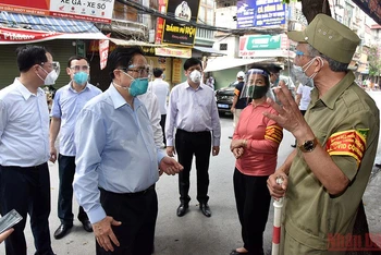 Thủ tướng Phạm Minh Chính thị sát điểm nóng về dịch bệnh Covid-19 tại quận Thanh Xuân. (Ảnh TRẦN HẢI)
