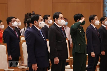 Thủ tướng Phạm Minh Chính và các đại biểu thực hiện nghi lễ chào cờ. (Ảnh: Dương Giang/TTXVN)