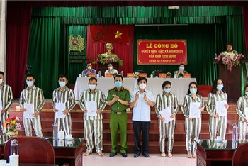 Lễ công bố Quyết định đặc xá năm 2021 của Chủ tịch nước cho phạm nhân tại trại Ninh Khánh. Ảnh: Đài Phát thanh và Truyền hình Ninh Bình. 