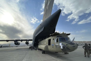 Một chiếc trực thăng CH-47 Chinook được đưa lên máy bay chở hàng C-17 Globemaster III của Không quân Mỹ tại sân bay quốc tế Hamid Karzai ở Kabul, Afghanistan, ngày 28/8. (Ảnh: Bộ quốc phòng Mỹ)