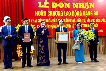 Trường đại học Y - Dược Thái Nguyên đón nhận Huân chương Lao động hạng Ba.
