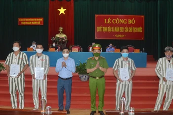 Đồng chí Bùi Văn Hoàng, Phó Chủ tịch HĐND tỉnh Hà Nam trao Quyết định đặc xá cho các phạm nhân.