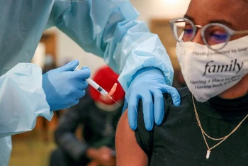 Thêm 14 triệu người Mỹ được tiêm liều vaccine Covid-19 đầu tiên trong tháng 8. (Ảnh: Reuters)