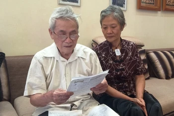 Những ngày này, ông La Văn Tần thường cùng vợ đọc lại những trang nhật ký về ngày Quốc khánh 2/9.