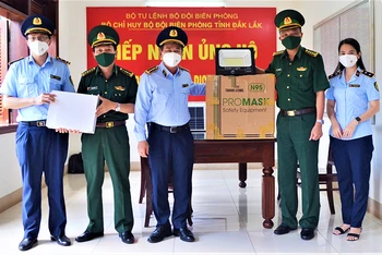 Lãnh đạo Bộ Chỉ huy Bộ đội Biên phòng tỉnh Đắk Lắk tiếp nhận trang thiết bị y tế và nhu yếu phẩm do Cục Quản lý thị trường Đắk Lắk trao tặng. 