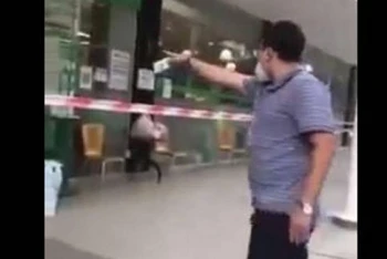 Hình ảnh ông Nhân gây rối trật tự tại siêu thị Aeon Citimart. (Ảnh cắt từ clip)