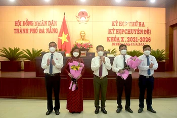 Lãnh đạo Thành ủy, HĐND, UBND TP Đà Nẵng chúc mừng 2 đồng chí Phó Chủ tịch UBND Trần Phước Sơn và Ngô Thị Kim Yến.