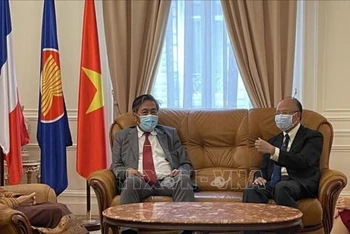 Đại sứ Việt Nam tại Pháp Đinh Toàn Thắng tiếp Đại sứ Cộng hòa dân chủ nhân dân Lào Yong Chanthalangsy. (Ảnh: Nguyễn Thu Hà/TTXVN)