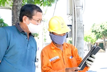 Thực hiện cấp điện cho hộ gia đình ông Huỳnh Ngọc Dũng ở tổ 6, phường Trần Phú, TP Quảng Ngãi