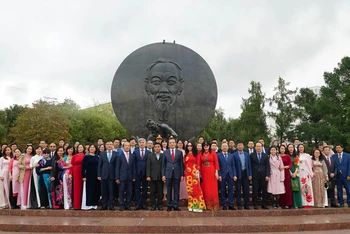 Đại sứ Đặng Minh Khôi cùng cán bộ nhân viên ĐSQ và đại diện cộng đồng Việt Nam tại LB Nga đặt hoa bên Tượng đài Bác ở thủ đô Moskva sáng 2/9/2021. Ảnh: QUẾ ANH