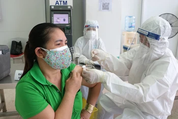 Tiêm vaccine cho công nhân Công ty TNHH Changshin Việt Nam.