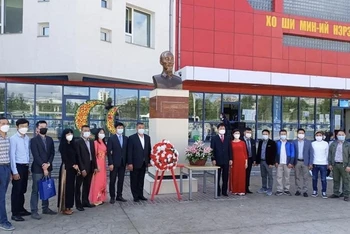 Đoàn đại biểu Đại sứ quán Việt Nam tại Mông Cổ, đại diện Hội người Việt Nam tại Mông Cổ, Hội Hữu nghị Mông Cổ - Việt Nam chụp ảnh tại Tượng đài Chủ tịch Hồ Chí Minh.