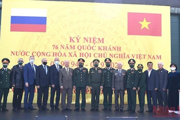 Trung tướng Phùng Sĩ Tấn cùng các đại biểu chụp ảnh lưu niệm tại sự kiện kỷ niệm 76 năm Quốc khánh 2/9 tại thao trường Alabino, Liên bang Nga. Ảnh: TRỊNH DŨNG