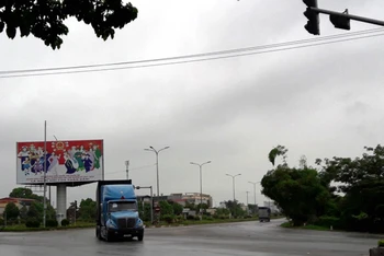 Phương tiện lưu hành qua nga tư Quốc lộ 1A, giao với Đường vành đai phía tây, đường nội thị thuộc thôn Thịnh Hùng, phường Quảng Thịnh, thành phố Thanh Hóa.