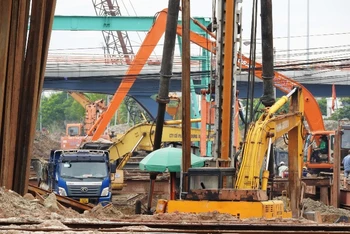 Công trình nút giao thông phía tây cầu Trần Thị Lý được tổ chức thi công trở lại.