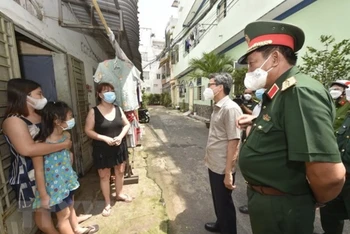 Phó Thủ tướng Vũ Đức Đam thăm hỏi người dân thuê trọ trên địa bàn phường 14, quận Gò Vấp. (Ảnh: TTXVN) 