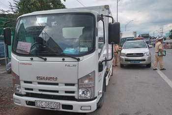 Chiếc xe tải chở người trái phép bị lực lượng chức năng bắt giữ.