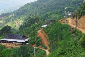 Bản đặc biệt khó khăn xã Háng Đồng đã có điện lưới quốc gia.