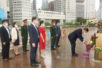 Đại sứ Việt Nam tại Singapore Mai Phước Dũng trang trọng đặt hoa tưởng nhớ Chủ tịch Hồ Chí Minh. (Ảnh: TTXVN)