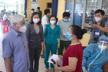 Bí thư Tỉnh ủy Bình Dương Nguyễn Văn Lợi (ngoài cùng bên trái) đánh giá cao ý thức của người dân trong trong việc tiêm vaccine Sinopharm. 