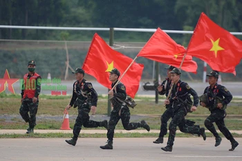Đội tuyển Việt Nam thi đấu sáng ngày Quốc khánh 2/9 tại Trung tâm Huấn luyện quân sự quốc gia 4 (Miếu Môn). Ảnh: Báo Quân đội nhân dân