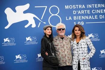 Đạo diễn Pedro Almodovar và các diễn viên Penelope Cruz, Milena Smit. (Ảnh: Reuters).