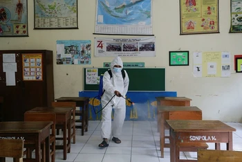 Khử khuẩn lớp học trước khi trường học mở cửa trở lại tại Jakarta, Indonesia, ngày 30/8. (Ảnh: Reuters)
