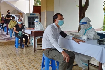 Khám sàng lọc trước khi tiêm vaccine ngừa Covid-19 tại Trường trung học phổ thông Nguyễn Thượng Hiền, quận Tân Bình (TP Hồ Chí Minh).