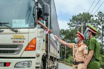 Lực lượng chức năng kiểm tra các xe tải ra vào địa bàn tỉnh Lâm Đồng.