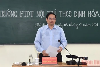 Thủ tướng Phạm Minh Chính đã tới thăm, động viên thầy và trò Trường Phổ thông Dân tộc nội trú THCS Định Hóa, tỉnh Thái Nguyên. (Ảnh: TRẦN HẢI)