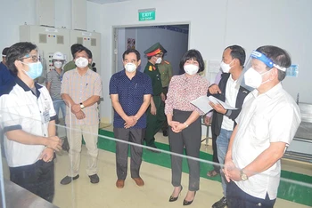 Chủ tịch Ủy ban nhân dân tỉnh Quảng Ngãi Đặng Văn Minh (đứng bên phải) kiểm tra công tác phòng, chống dịch tại Công ty TNHH Hoya Lens. 