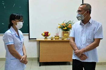 Giám đốc Sở Y tế tỉnh Đắk Lắk, Bác sĩ Chuyên khoa II Nay Phi La thăm hỏi, động viên nữ điều dưỡng Trần Thị Hương tại khu cách ly.