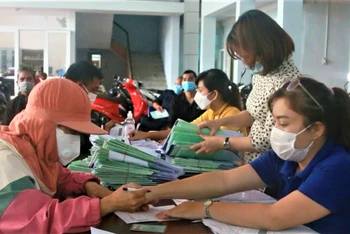 Người lao động đến làm thủ tục hưởng chế độ bảo hiểm thất nghiệp tại Trung tâm dịch vụ việc làm tỉnh Đắk Lắk.