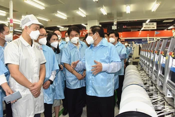 Thủ tướng Phạm Minh Chính thăm làm việc tại Công ty TNHH Samsung Electronics Việt Nam Thái Nguyên. (Ảnh: TRẦN HẢI)