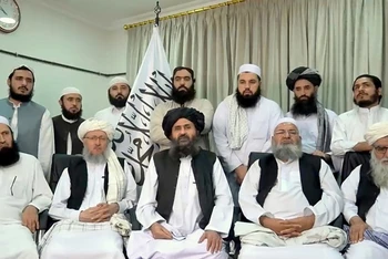 Lãnh đạo cấp cao và các quan chức Taliban trong một cuộc họp báo qua video ngày 16/8/2021. (Ảnh: Reuters)