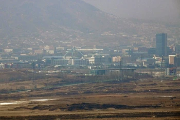 Quang cảnh khu công nghiệp chung liên Triều Kaesong tại thị trấn Kaesong, Triều Tiên. (Ảnh: AFP/TTXVN)