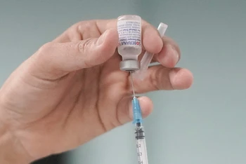 Y tá chuẩn bị mũi tiêm vaccine ngừa Covid-19 của Soberana trong cuộc thử nghiệm lâm sàng tại một bệnh viện ở Havana, Cuba, ngày 29/6. (Ảnh: Reuters) 