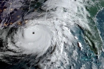 Hình ảnh vệ tinh cho thấy bão Ida đang tiến về bờ biển bang Louisiana, Mỹ, ngày 29/8. (Ảnh: NOAA/Reuters)