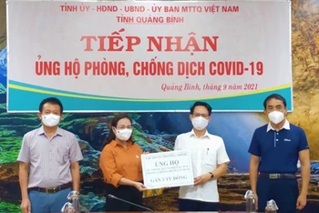 Đại diện Tập đoàn Trường Thịnh (bên phải ảnh) hỗ trợ 1 hệ thống máy xét nghiệm SARS-CoV-2 cho tỉnh Quảng Bình.