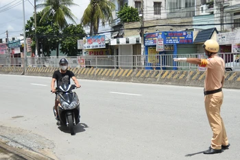 Công an TP Biên Hòa, tỉnh Đồng Nai kiểm tra người đi đường trên Quốc lộ 1K.