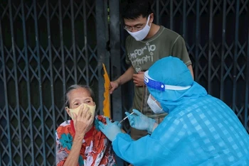 Tiêm vaccine cho người cao tuổi tại quận 7, TP Hồ Chí Minh.
