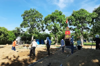 Cán bộ thầy cô giáo Trường Tiểu học và THCS Sơn Nguyên huyện Sơn Hòa, Phú Yên đang tu sửa, trồng thêm cây xanh sân trường, tạo thêm cảnh quan phục vụ năm học mới. 