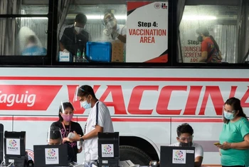 Tiêm ngừa Covid-19 tại một điểm tiêm chủng lưu động ở Taguig, Manila, Philippines, ngày 21/5/2021. (Ảnh: Reuters)