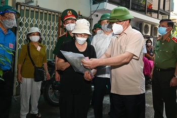 Bí thư Thành ủy Hà Nội Đinh Tiến Dũng kiểm tra công tác phòng, chống dịch Covid-19 tại hai phường Văn Miếu và Văn Chương.