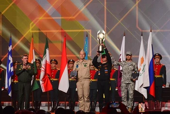 Đại tướng Valery Gerasimov, Tổng Tham mưu trưởng các Lực lượng vũ trang Liên bang Nga trao cúp Chiến thắng của Army Games 2021 cho đại diện Đoàn Liên bang Nga. Ảnh: TRỊNH DŨNG