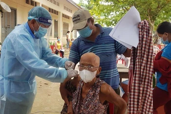 Tiêm vaccine ngừa Covid-19 cho người cao tuổi tại tỉnh Prey Veng, Campuchia (Ảnh: Fresh News).