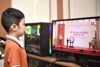 Học sinh lớp 2A, trường tiểu học Tô Hoàng, quận Hai Bà Trưng (Hà Nội) dự lễ khai giảng trực tuyến. (Ảnh: Minh Duy)